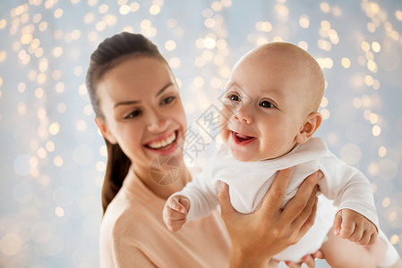 家庭,母亲人的快乐的母亲玩小男孩假期灯光背景快乐的母亲灯光下小宝宝玩耍图片