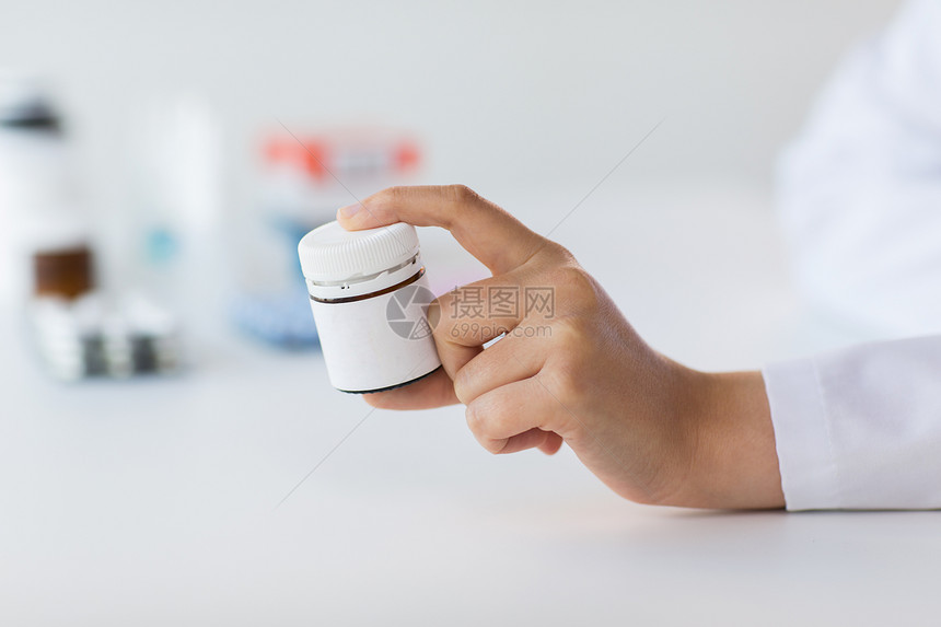 医学,医疗人的密切的医生手与罐子与药物用药物医生的手图片