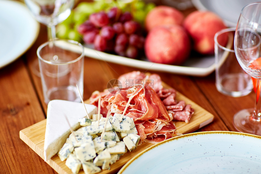 食物,餐饮饮食蓝色奶酪果酱火腿木制桌子上木制桌子上的蓝色奶酪果酱火腿图片