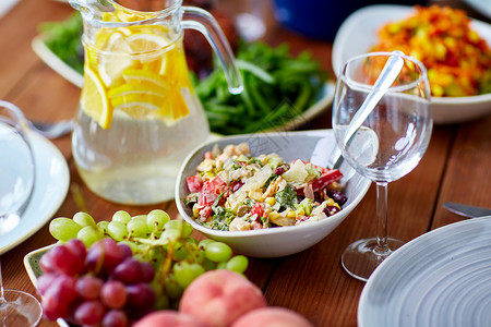 餐饮饮食碗里的蔬菜沙拉木桌上的其他食物碗里的蔬菜沙拉桌子上的其他食物图片