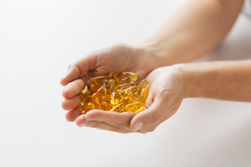 药物,营养补充剂人的近距离手鱼肝油胶囊手鱼肝油胶囊图片