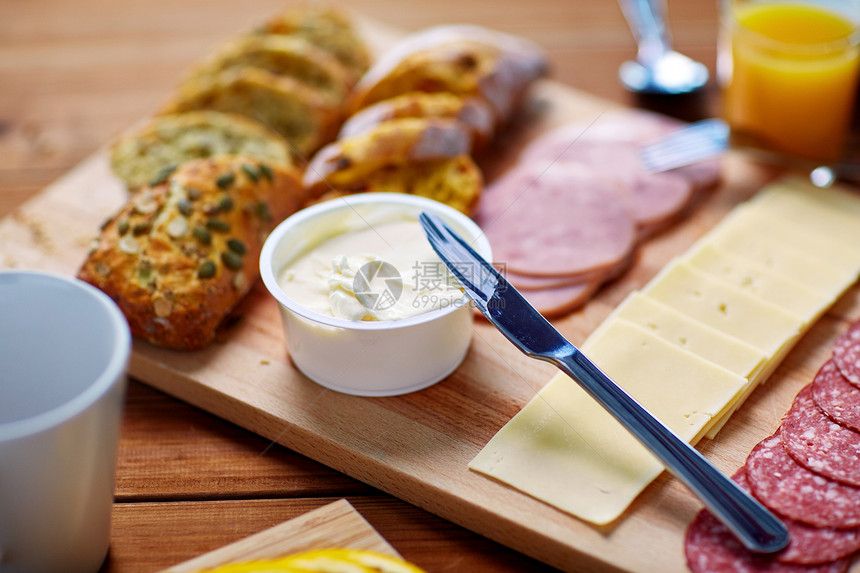 食物,餐饮饮食奶油奶酪与刀,切片香肠包木制桌子上早餐早餐时桌上奶油奶酪其他食物图片