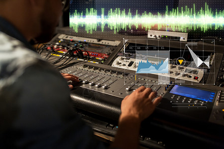 录音室混合控制台的声音工程师图片