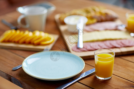 餐饮饮食盘子璃橙汁木制桌子上与食物盘子杯橙汁食物放桌子上图片