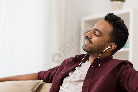 技术,休闲人的快乐的人耳机听音乐家快乐的人戴着耳机家听音乐图片