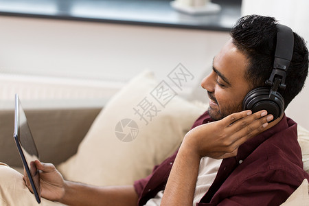 男人用平板电脑听音乐图片