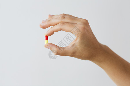 药物,营养补充剂人的密切手胶囊的药物手握药物胶囊图片
