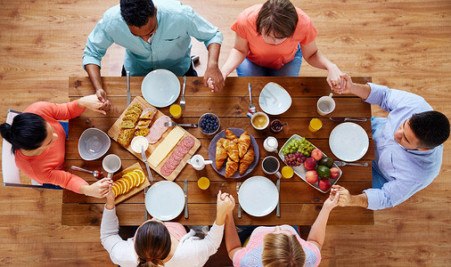 早餐,家庭宗教群食物的人坐桌子上,饭前祈祷群人饭前祈祷图片