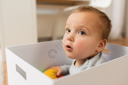 童人们的亲密的可爱的小男孩玩具盒把可爱的小男孩关玩具盒子里图片