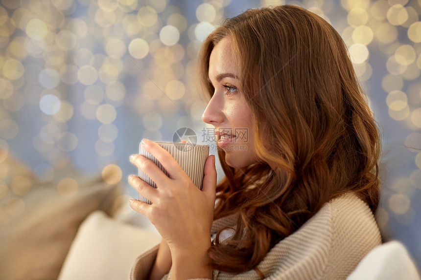 冬天,休闲人的快乐的轻女人,家里的卧室床上喝杯咖啡茶快乐的女人家里床上喝咖啡图片