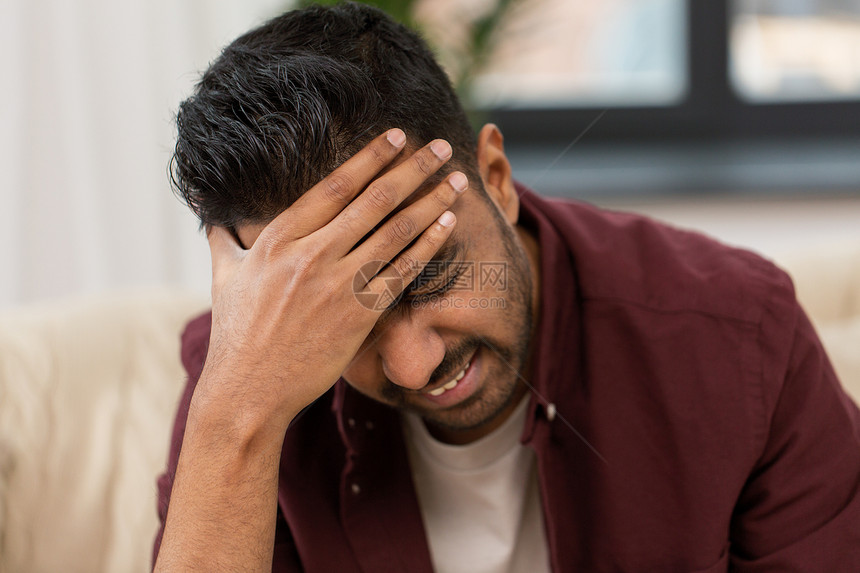 人,危机,情绪压力的密切的人遭受头痛家家里忍受头痛的男人图片