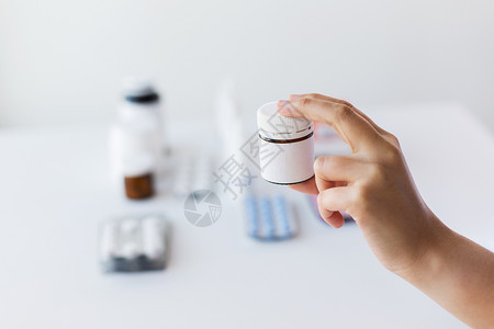 医学,医疗人的密切的医生手与罐子与药物用药物医生的手图片