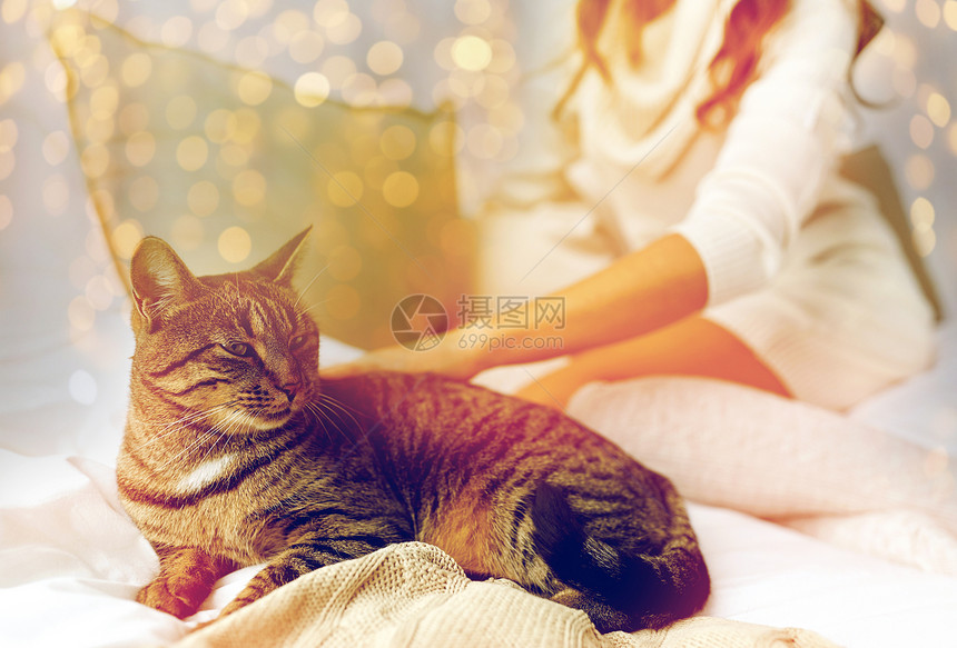 宠物,舒适,休息人的轻的女人带着猫家里睡觉轻的女人带着猫躺家里的床上图片