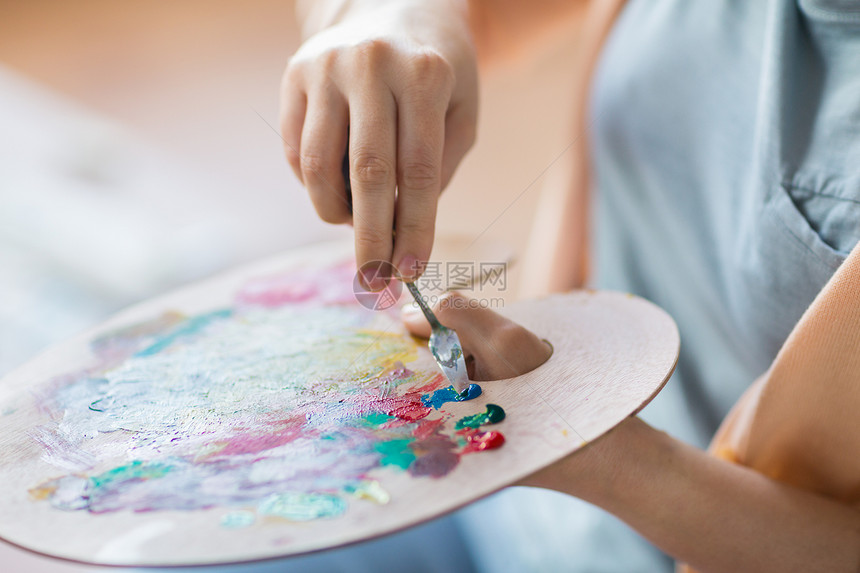 艺术,创造力人的接近艺术家与调色板刀画生活画室的画架上艺术家艺术工作室用调色板刀画图片
