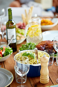 食物,烹饪饮食意大利与罗勒碗木桌上意大利与罗勒碗其他食物桌子上图片