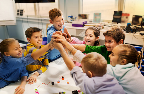 教育,儿童,技术,科学人的群快乐的孩子机器人学校建造机器人高五手势快乐的孩子机器人学校打五图片