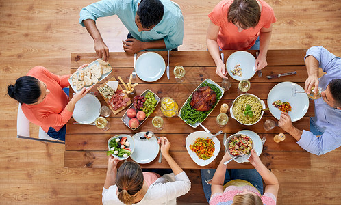 感恩节,饮食休闲群人餐桌上吃晚饭群人桌子上吃食物背景图片