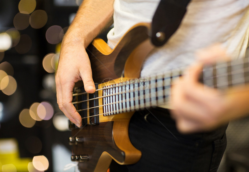 乐器,娱乐活动人的男音乐家音乐工作室灯光背景下弹吉他音乐工作室用吉他音乐家图片