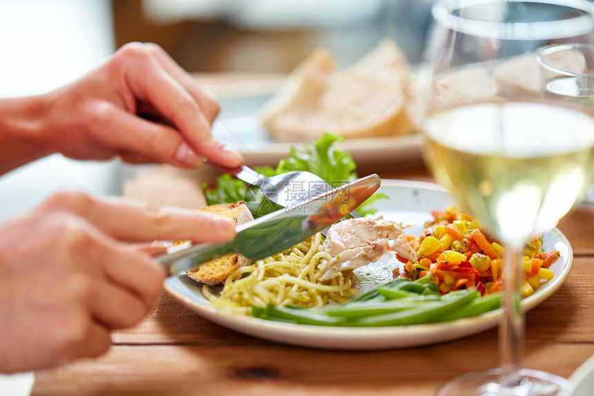 食物人的女人的手叉子刀,木桌上吃意大利鸡肉女人用鸡肉吃意大利的手图片