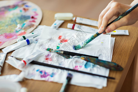 吸墨纸美术,创意艺术工具艺术家手工干燥画笔与纸纸巾艺术家手与画笔,纸油漆管背景