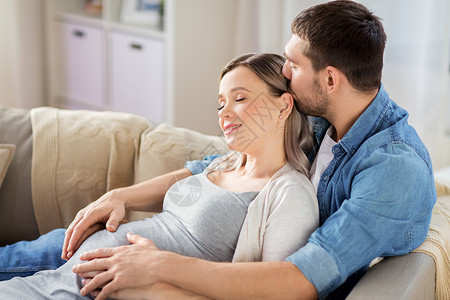 怀孕人们的快乐的男人拥抱孕妇家男人家里拥抱孕妇图片