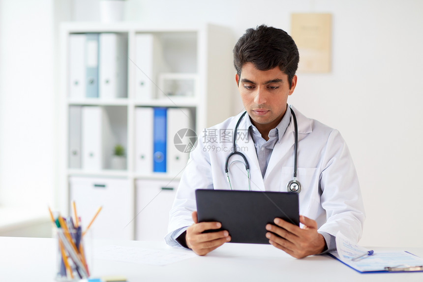 医学,医疗技术男医生与平板电脑听诊器临床临床上平板电脑听诊器的医生图片