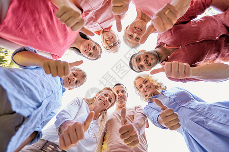 代人的幸福的家庭俯视看台圆圈竖大拇指幸福的家庭竖大拇指图片