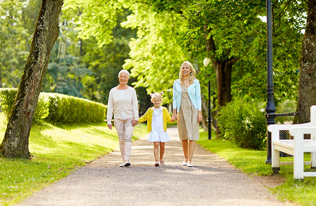 家庭,世代人的快乐的微笑母亲,女儿祖母公园散步公园里快乐的母亲女儿祖母图片