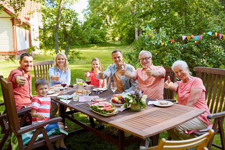 休闲,假日人们的快乐的家庭,节日的晚餐夏季花园聚会,并竖大拇指快乐的家庭吃晚饭夏季花园派背景图片
