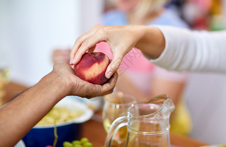 食物,水果健康的饮食多种族夫妇与桃子多种族夫妇的手桃子图片