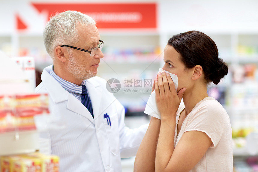 医学,医疗人的高级药剂师与药物女客户感冒鼻子药房药房的药剂师生病的顾客图片