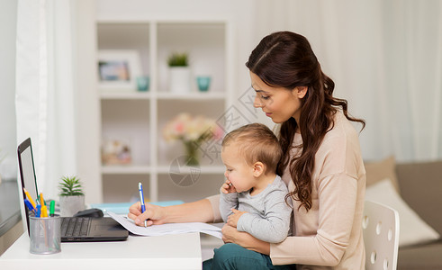母亲,多任务,家庭人的快乐的母亲与婴儿,文件笔记本电脑家里工作快乐的母亲带着孩子文件家工作背景图片