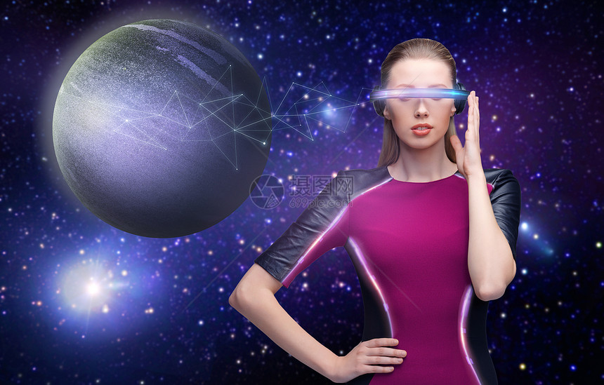 ,未来技术人的美丽的未来主义女人虚拟现实眼镜传输信号行星的恒星背景太空上虚拟现实眼镜中的女人图片