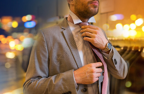 销售,购物,时尚,风格人的接近轻人商场服装店选择捆绑领带服装店打领带的男人图片
