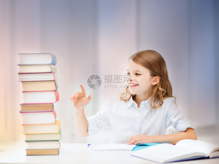 教育,人,孩子学校的快乐微笑的学生女孩数书玫瑰石英宁静梯度背景快乐微笑的学生女孩数书图片