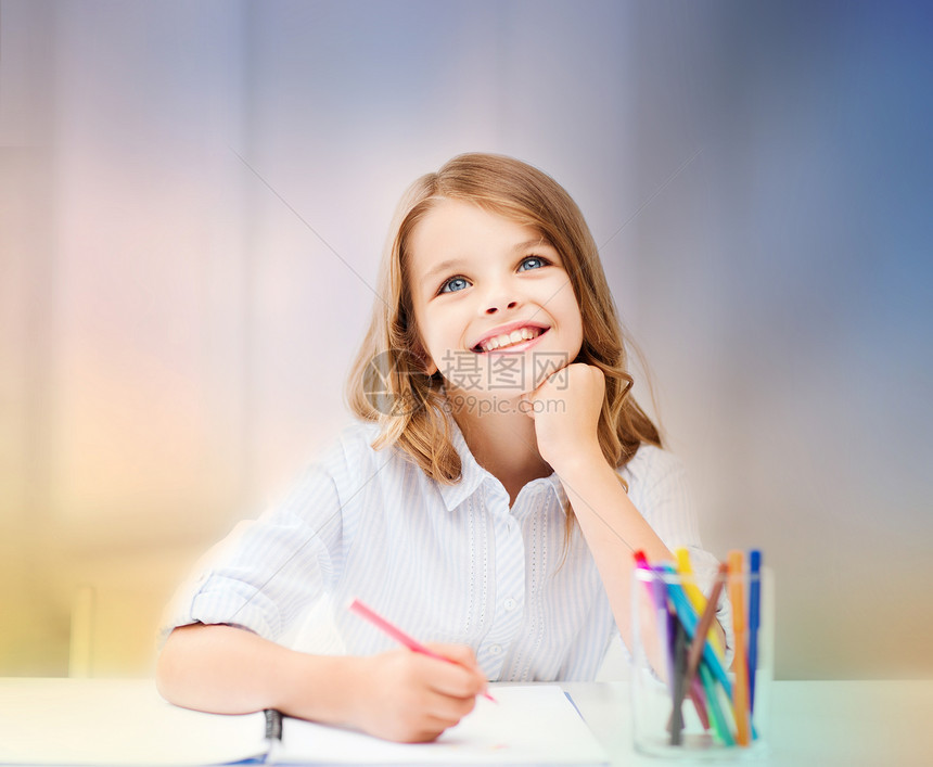 教育创作学校理念微笑的小学生女孩玫瑰石英宁静梯度背景上画画白日梦微笑的小学生女孩学校画画图片