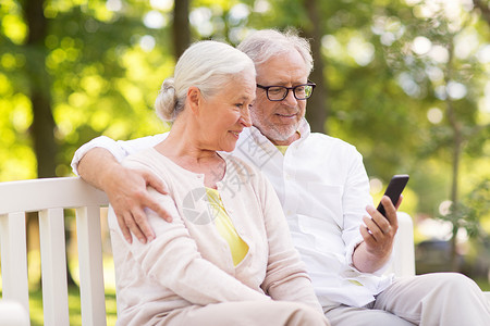 老,技术人的快乐的老夫妇与智能手机夏季公园快乐的老夫妇公园智能手机图片