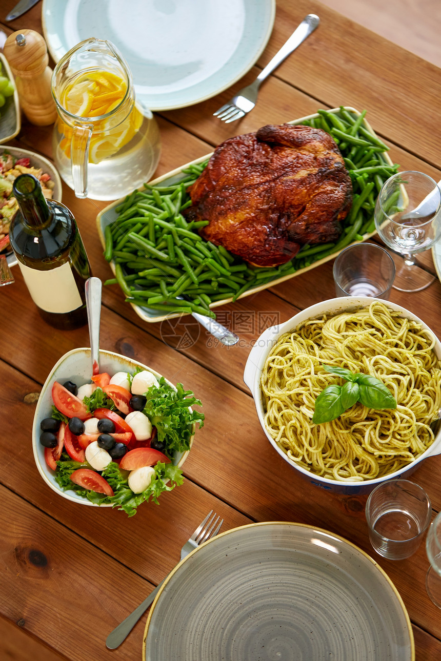 食物,烹饪,感恩节饮食意大利与罗勒,蔬菜沙拉烤鸡木桌上意大利,蔬菜沙拉烤鸡桌子上图片