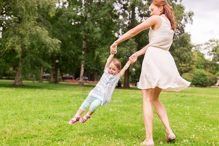 家庭,童父母的快乐的母亲与小女婴夏季公园玩玩快乐的母亲夏天的公园女婴玩耍图片