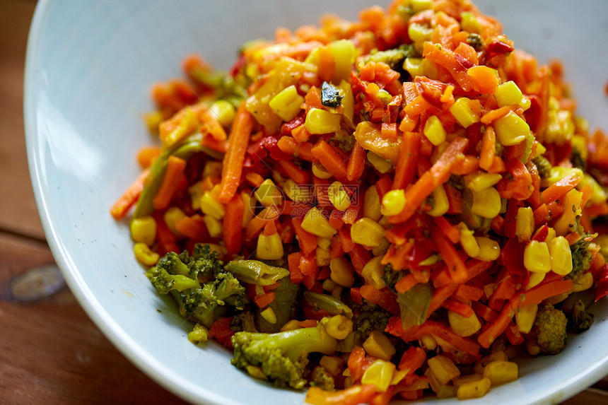 食物,烹饪饮食蔬菜沙拉碗木桌上把蔬菜沙拉关碗里图片