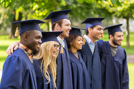 教育,毕业人的群快乐的国际学生砂浆板学士学位礼服户外快乐的学生灰泥板上的单身汉成人董事会高清图片素材