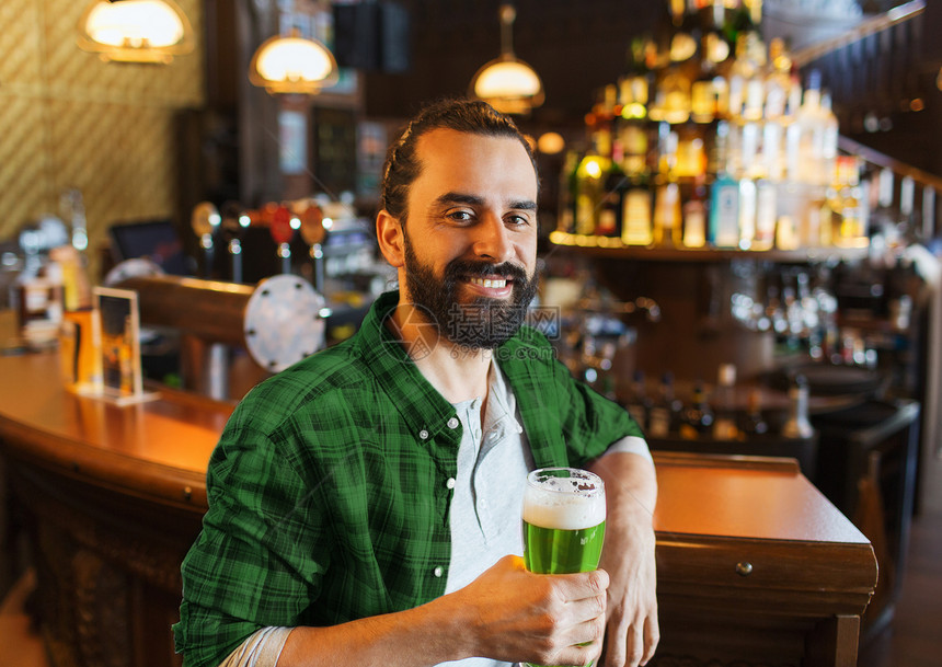 人们,休闲帕特里克日的快乐的微笑男人酒吧酒吧喝绿色啤酒快乐的人酒吧酒吧喝绿色啤酒图片
