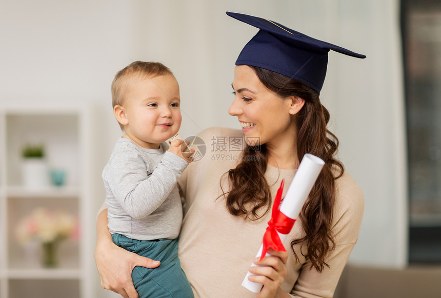 教育,毕业母亲的快乐的母亲学生与婴儿文凭家里家里男婴文凭的母亲学生图片