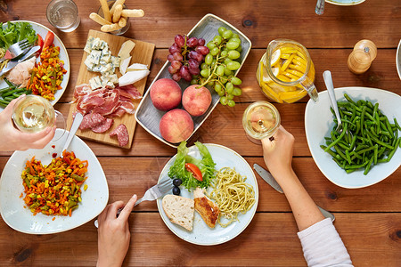 饮食休闲群人餐桌上吃晚饭群人桌子上吃食物图片