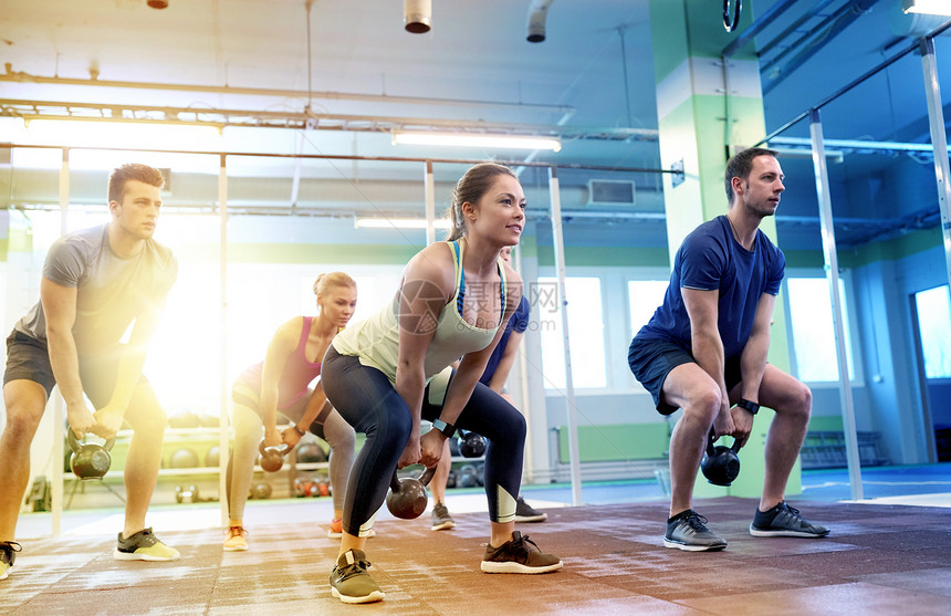 运动,健身,举重训练群水壶心率跟踪器的人健身房锻炼群水壶的人健身房锻炼图片