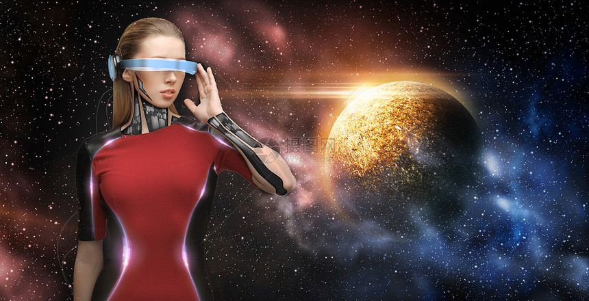 ,未来技术虚拟现实美丽的女机器人三维眼镜上的行星恒星背景上虚拟现实眼镜中的女机器人图片