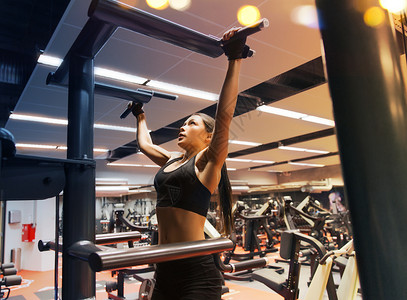 运动,健身,生活方式人的妇女锻炼仰卧坐健身房妇女健身房锻炼仰卧坐图片
