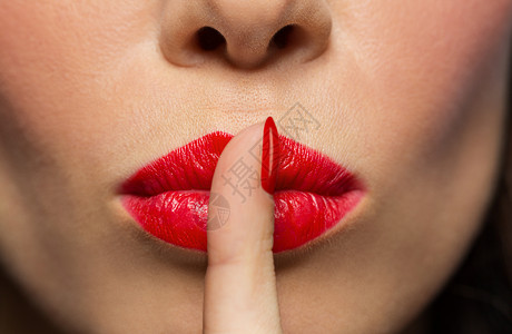 美丽,化妆人的用红色口红靠近女人的嘴唇嘴红色口红的女人的嘴唇嘴背景图片