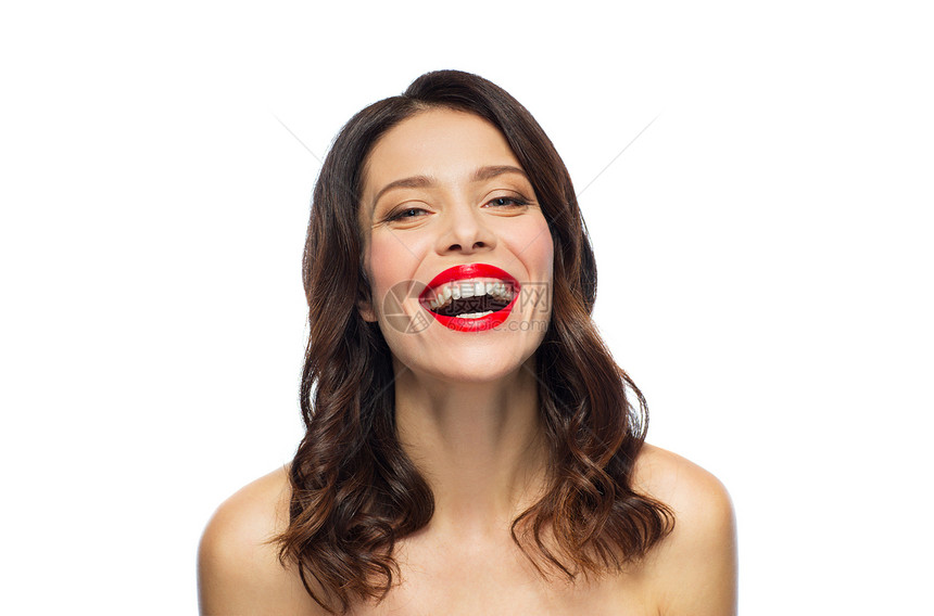 美丽,化妆人的快乐的笑轻女人与红色口红白色背景漂亮的笑着的轻女人涂着红色的口红图片