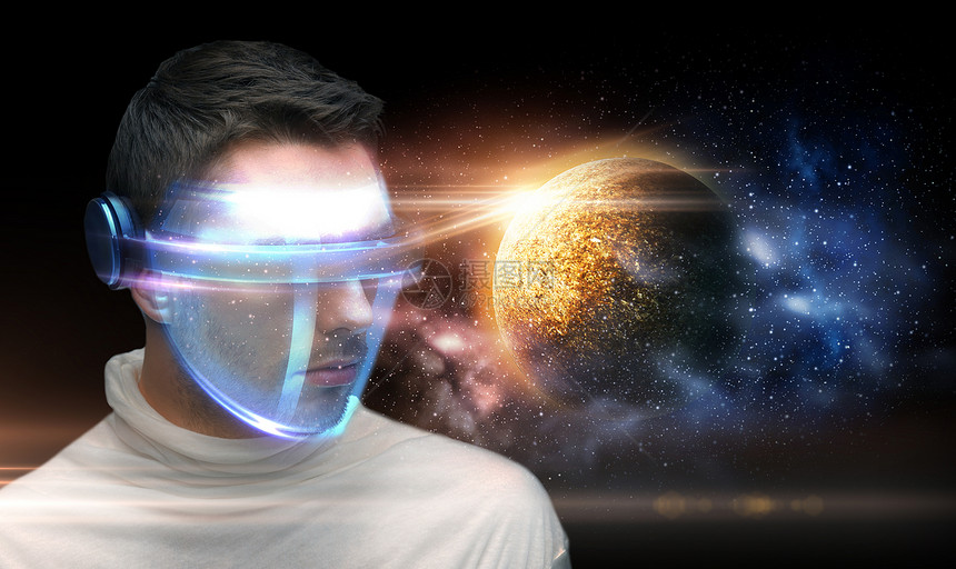 ,未来技术虚拟现实人未来的三维眼镜行星恒星背景行星太空上戴着3D眼镜的人图片